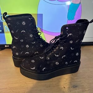 Lunar platform boots